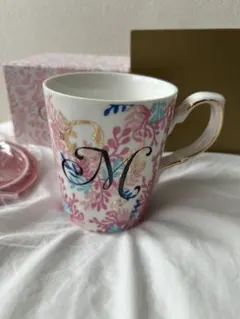 イニシャルマグカップ M 花柄 ゴールド縁 — image 1